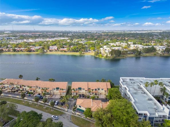 789 NE 195th St, Miami FL 33179
