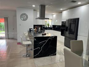 1014 W 68th St, Hialeah FL 33014