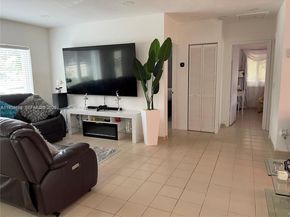 1014 W 68th St, Hialeah FL 33014