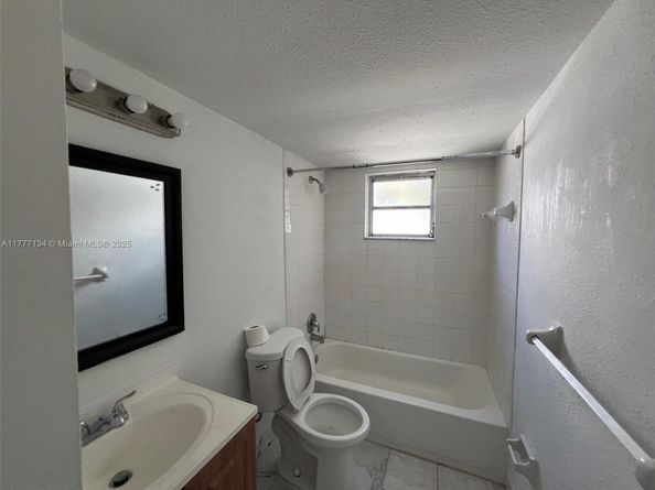 241 SE 9th Ave 109, Pompano Beach FL 33060
