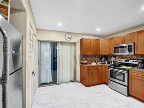 2419 NW 11th St 21D, Miami FL 33125