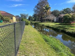 11520 NW 26th St, Plantation FL 33323