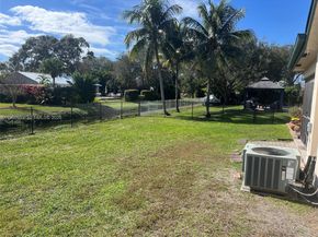 11520 NW 26th St, Plantation FL 33323