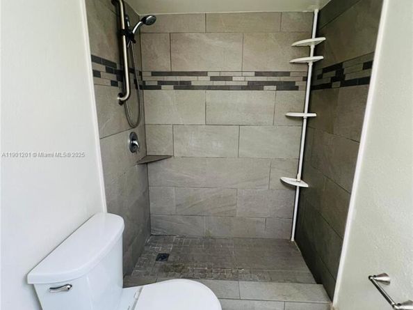 1351 NE 191st St E211, Miami FL 33179