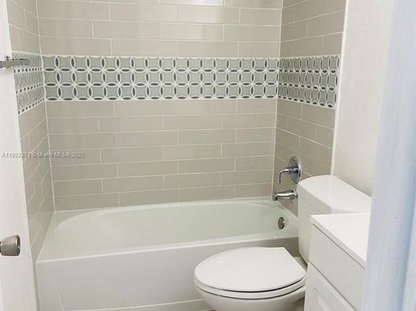 6701 NW 169th St B301, Hialeah FL 33015