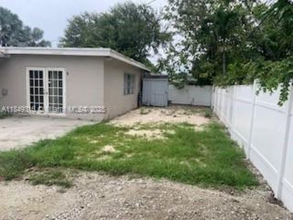6881 SW 6th St, Pembroke Pines FL 33023