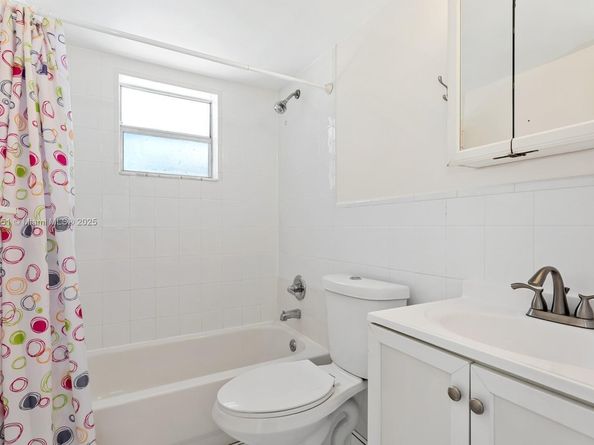 1800 SW 25th St 2102, Miami FL 33133