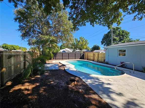 5660 NE 5th Ave, Oakland Park FL 33334