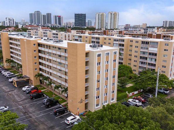 620 NE 12th Ave 102, Hallandale Beach FL 33009