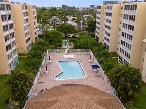 620 NE 12th Ave 102, Hallandale Beach FL 33009