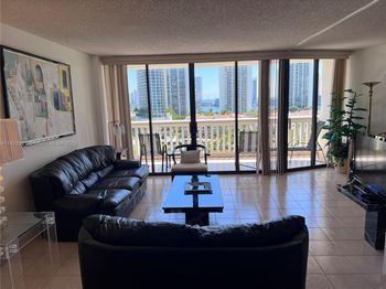1000 Island Blvd