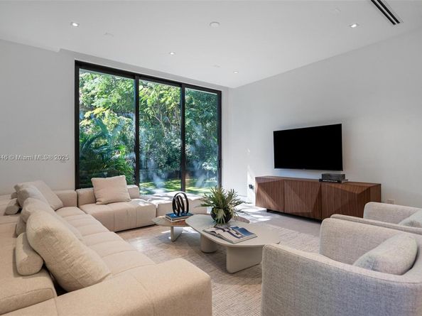 3670 Avocado Ave, Miami FL 33133