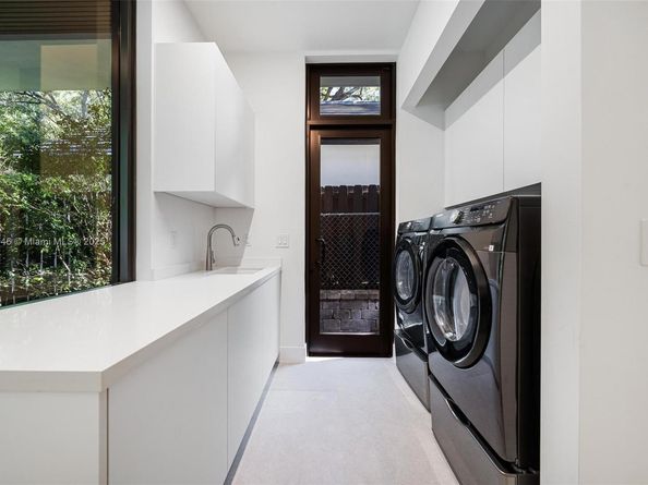 3670 Avocado Ave, Miami FL 33133