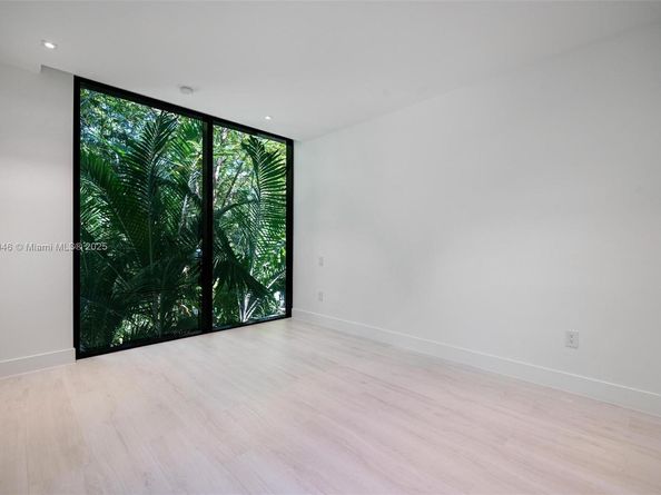 3670 Avocado Ave, Miami FL 33133