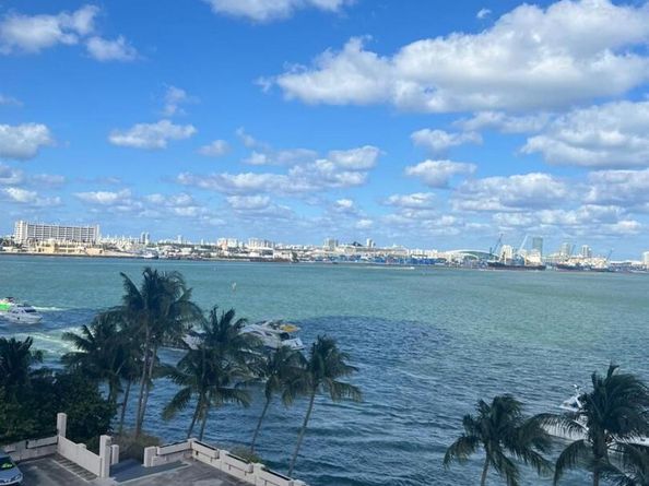 540 Brickell Key Dr 728, Miami FL 33131