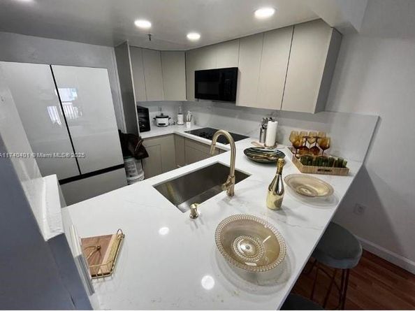 540 Brickell Key Dr 728, Miami FL 33131