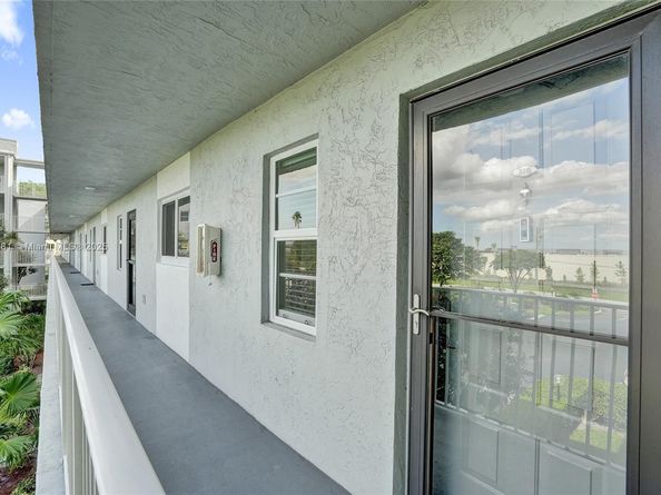 2220 N Cypress Bend Dr 310, Pompano Beach FL 33069