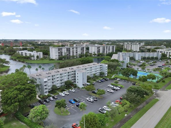 2220 N Cypress Bend Dr 310, Pompano Beach FL 33069
