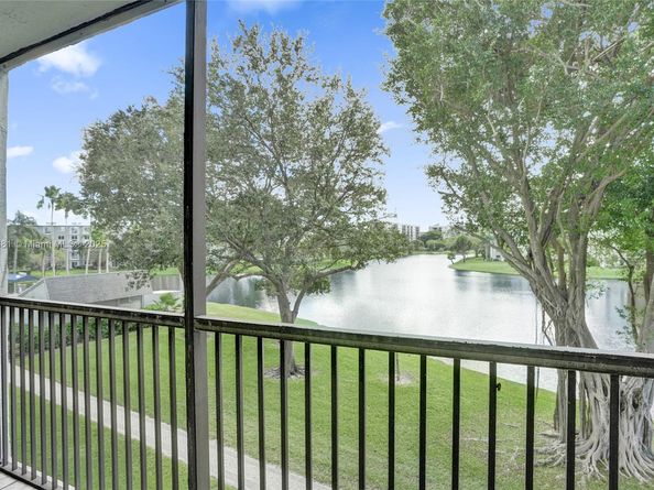 2220 N Cypress Bend Dr 310, Pompano Beach FL 33069