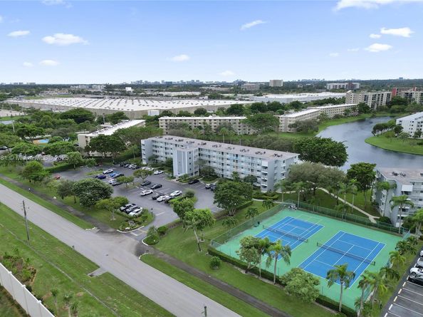 2220 N Cypress Bend Dr 310, Pompano Beach FL 33069