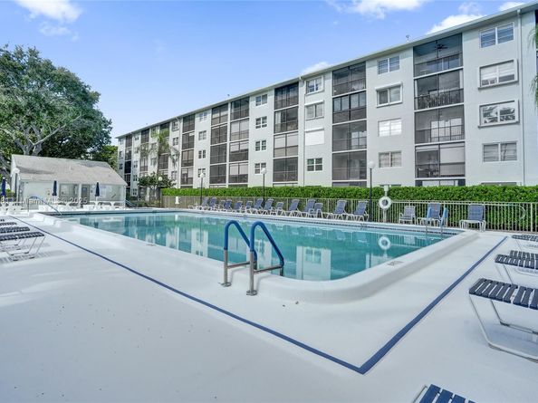 2220 N Cypress Bend Dr 310, Pompano Beach FL 33069