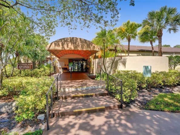 2220 N Cypress Bend Dr 310, Pompano Beach FL 33069