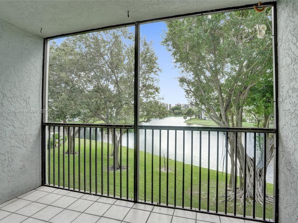 2220 N Cypress Bend Dr 310, Pompano Beach FL 33069