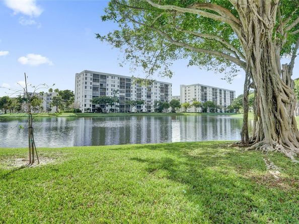 2220 N Cypress Bend Dr 310, Pompano Beach FL 33069