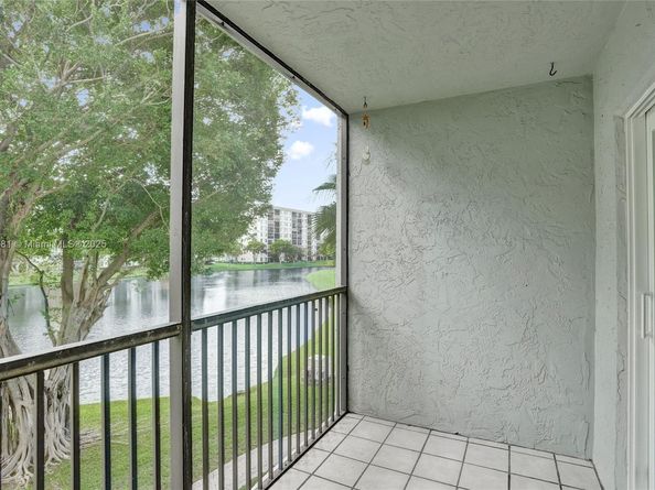 2220 N Cypress Bend Dr 310, Pompano Beach FL 33069