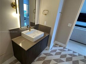 159 NE 6th St PH5013, Miami FL 33132