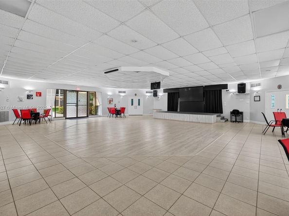 5001 NW 34th St 304, Lauderdale Lakes FL 33319