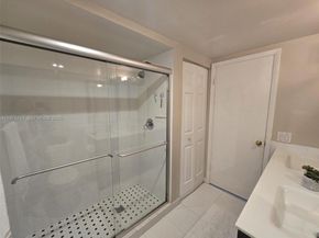 140 Lakeview Dr 111, Weston FL 33326