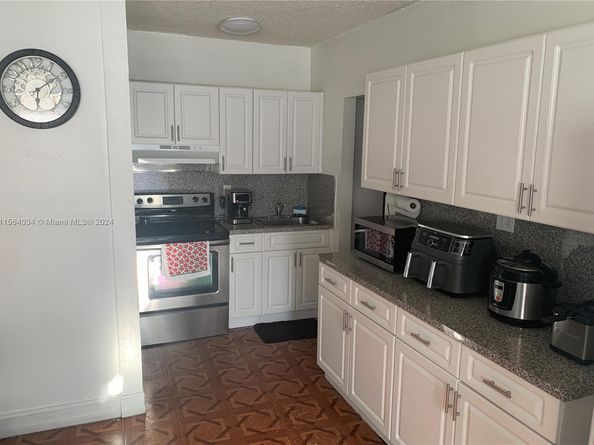 662 E 21st St, Hialeah FL 33013