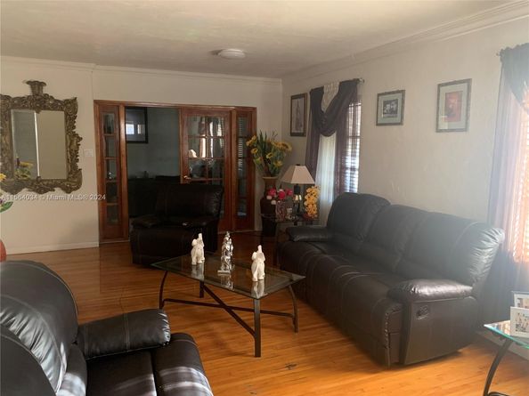 662 E 21st St, Hialeah FL 33013