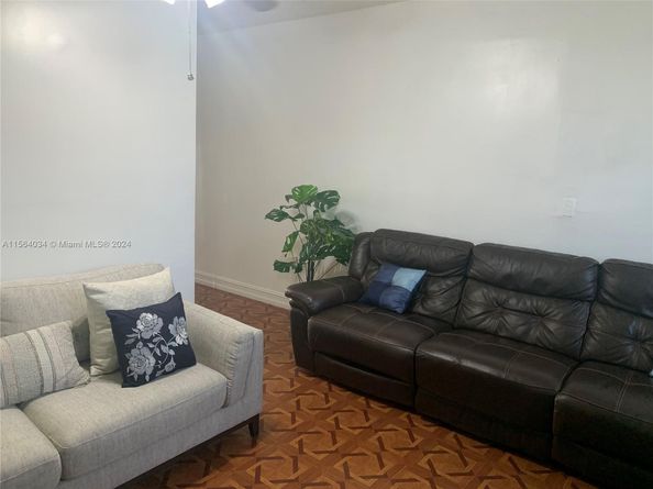 662 E 21st St, Hialeah FL 33013