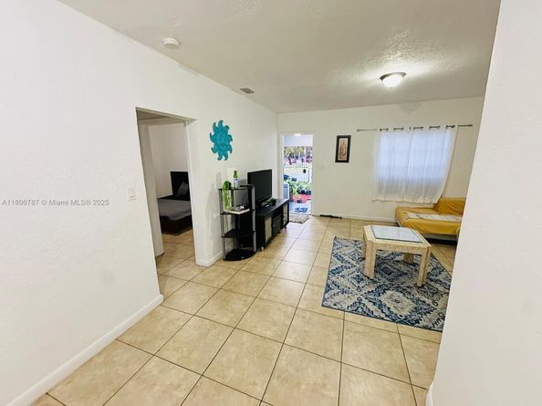301 NW 37th St, Miami FL 33127