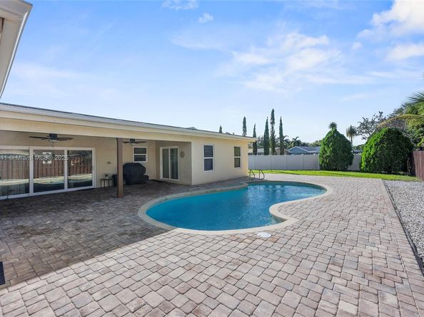 835 W Plantation Cir, Plantation FL 33324