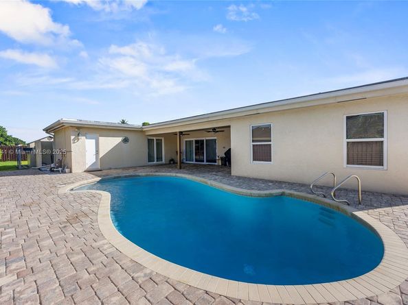 835 W Plantation Cir, Plantation FL 33324