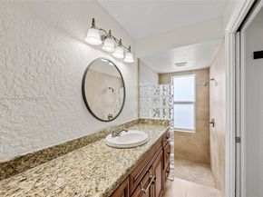 835 W Plantation Cir, Plantation FL 33324
