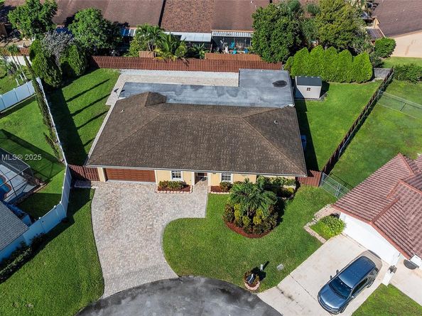 835 W Plantation Cir, Plantation FL 33324