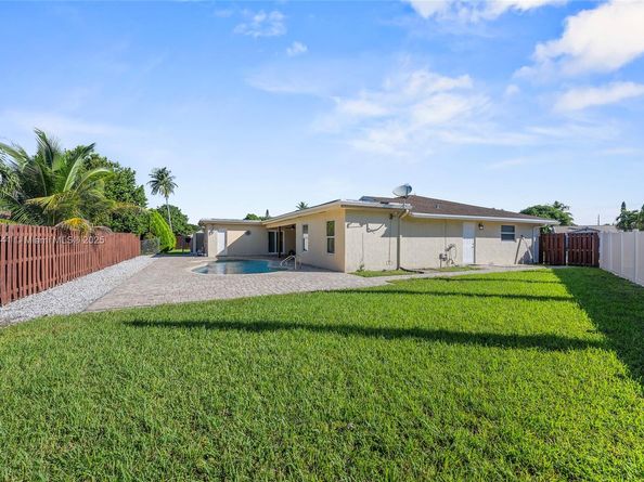 835 W Plantation Cir, Plantation FL 33324