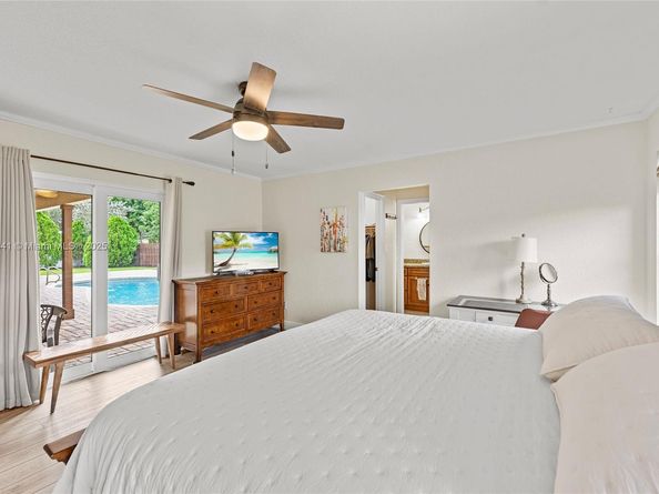 835 W Plantation Cir, Plantation FL 33324