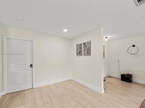835 W Plantation Cir, Plantation FL 33324