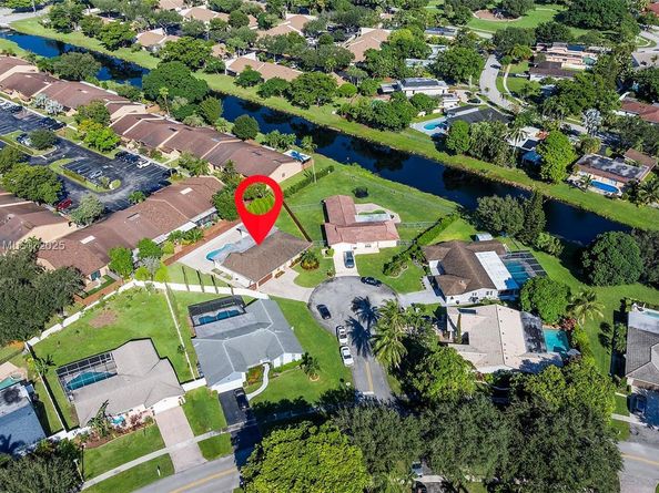 835 W Plantation Cir, Plantation FL 33324
