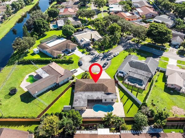 835 W Plantation Cir, Plantation FL 33324