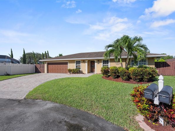 835 W Plantation Cir, Plantation FL 33324