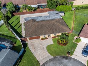 835 W Plantation Cir, Plantation FL 33324