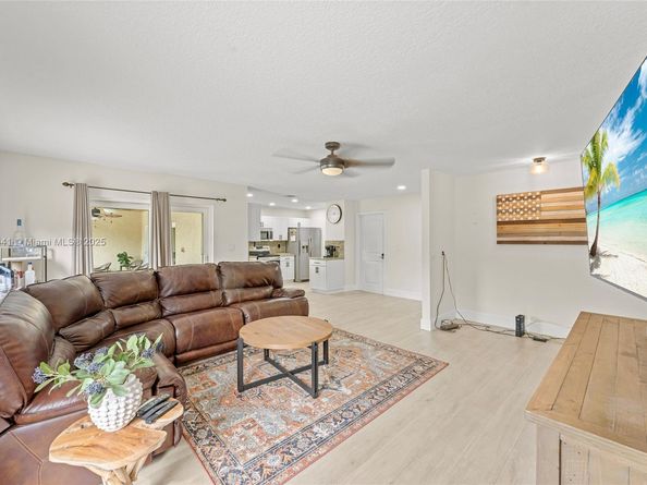835 W Plantation Cir, Plantation FL 33324