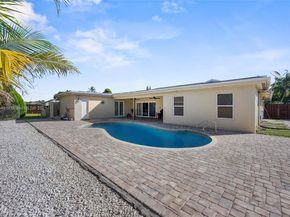 835 W Plantation Cir, Plantation FL 33324