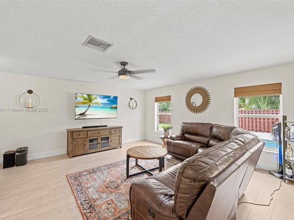 835 W Plantation Cir, Plantation FL 33324